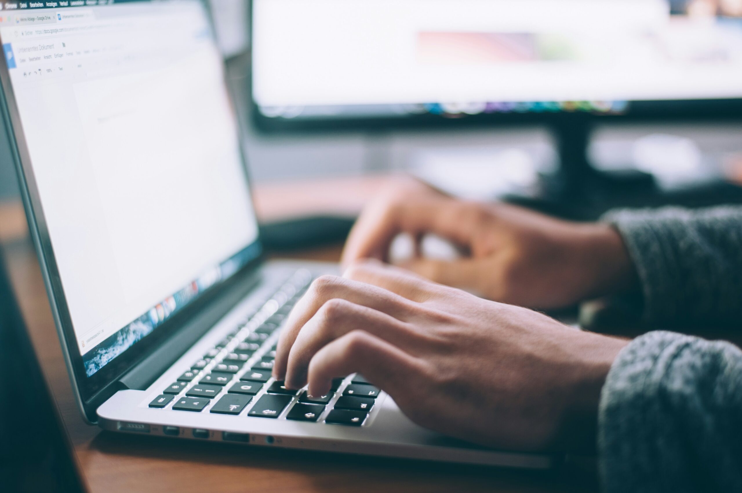 Homem escrevendo um prontuário psicológico pelo computador.